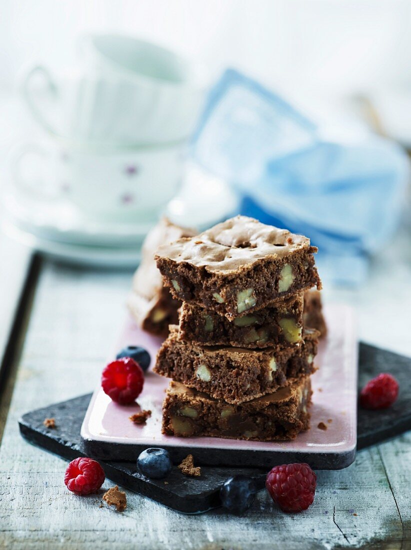 Gestapelte Brownies mit Himbeeren und Blaubeeren