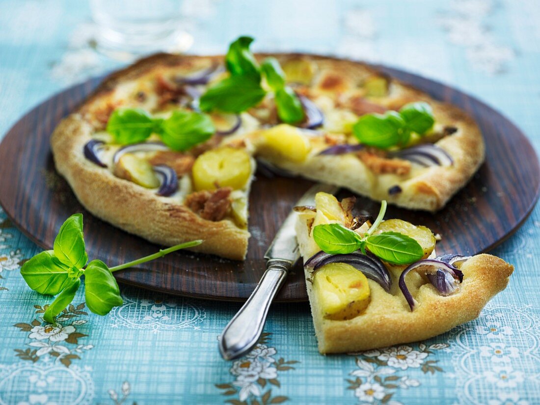 Pizza with potatoes, red onions and basil