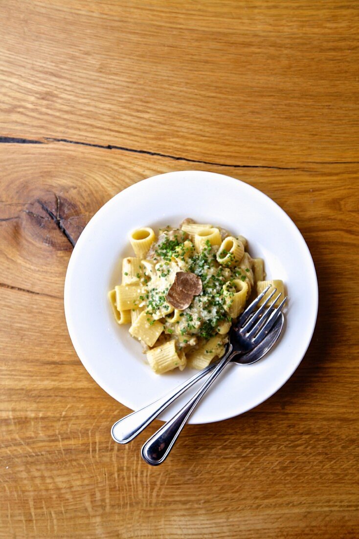 Pasta Carbonara mit weissen Trüffeln (Italien)