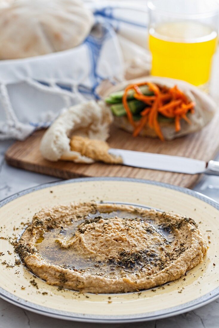 Hummus und gefülltes Pitabrot