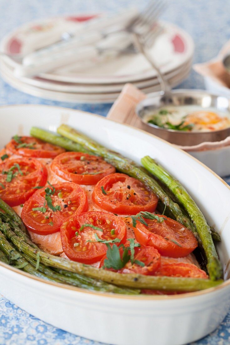 Saibling mit Tomaten und Spargel