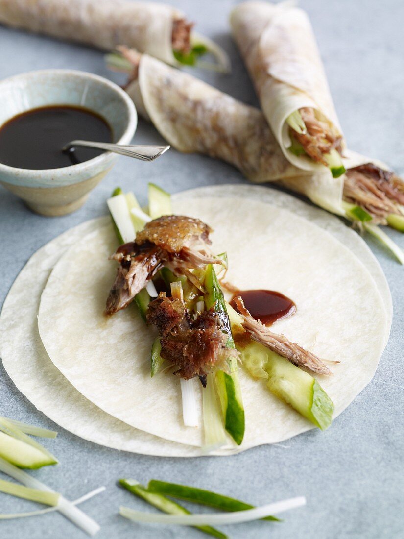 Chinesische Pfannkuchen mit Entenfleisch, Gurke und Pflaumensauce