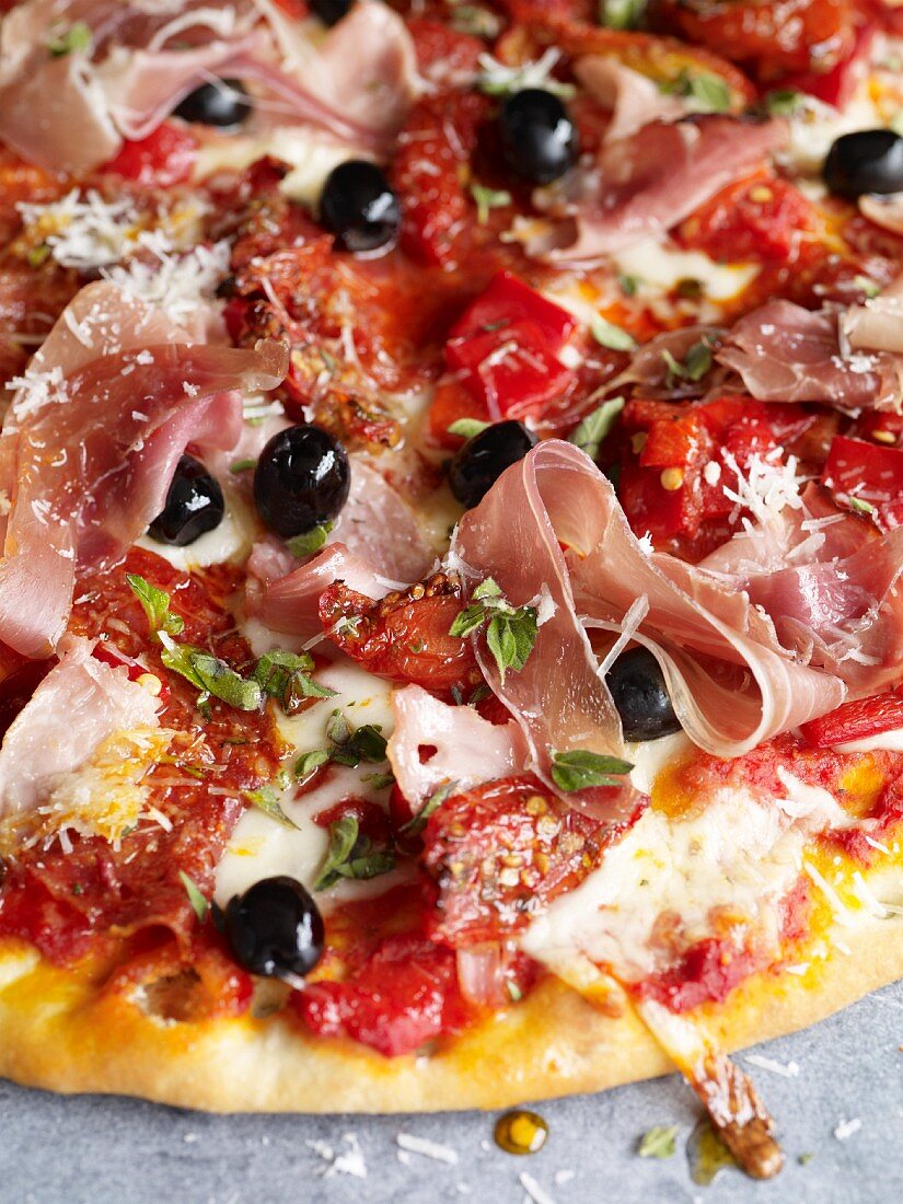 Pizza mit Salami, Parma- und Räucherschinken
