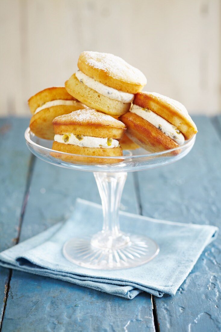 Kleine Victoria Sponge Cakes, gefüllt mit Passionsfruchtcreme