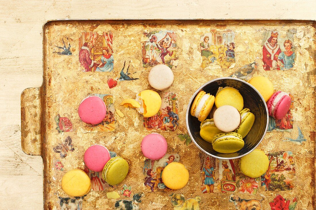 Bunte Macarons, teilweise in Metallschale, auf Tablett