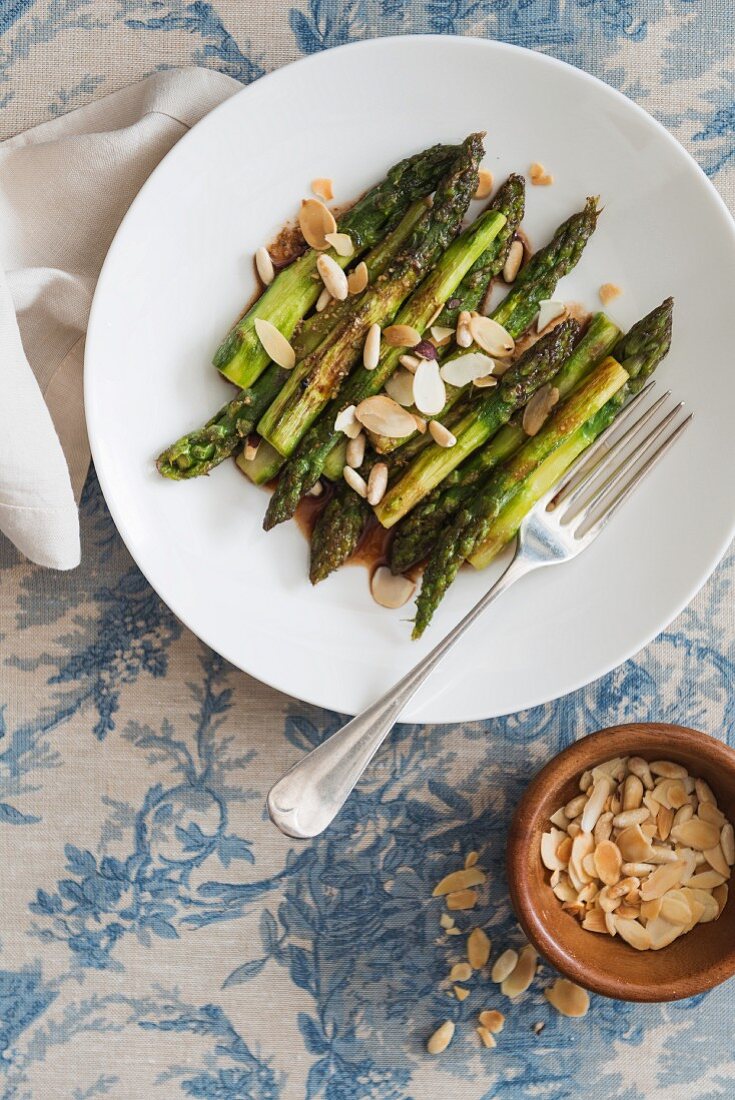 Gegrillter Spargel mit Mandelblättchen