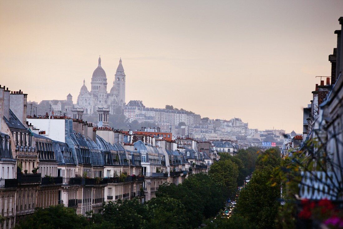 Blick auf Montmartre, Sacré-Coeur und den Boulevard de Clichy am Morgen, Paris