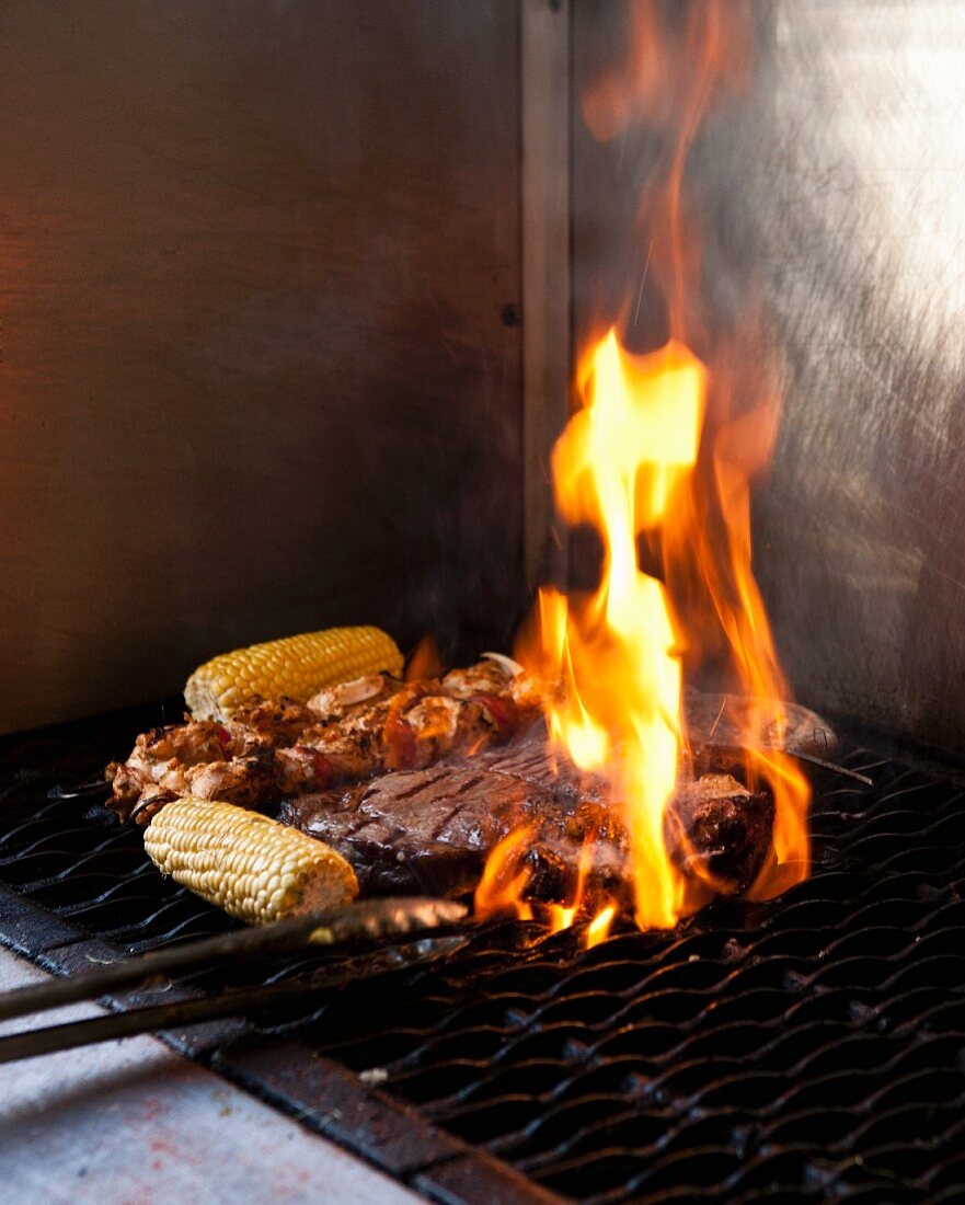 Mais und Fleisch auf der Feuerstelle, The Backyard Grill Lounge, Sea Point, Südafrika