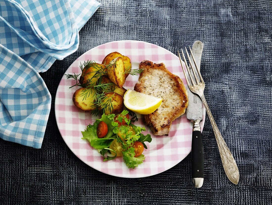 Schweinekotelett mit Bratkartoffeln und Salat