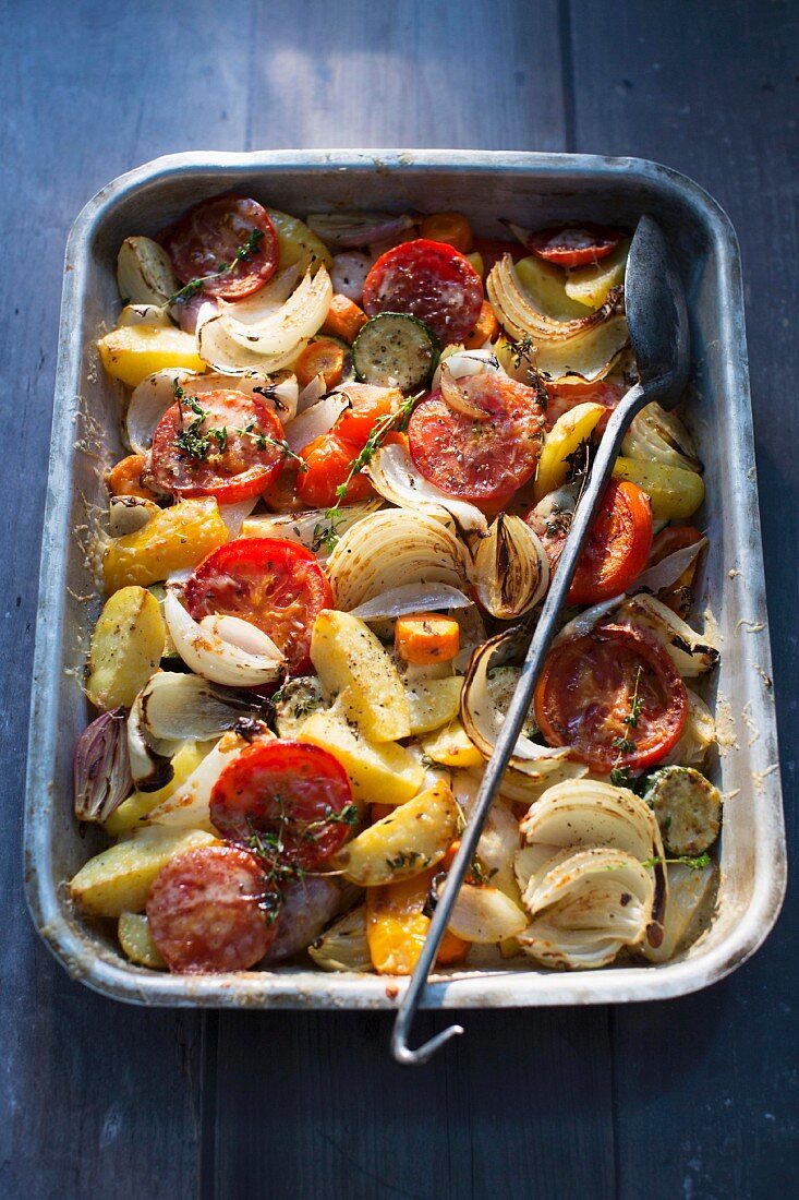 Oven roasted onions with tomatoes and thyme