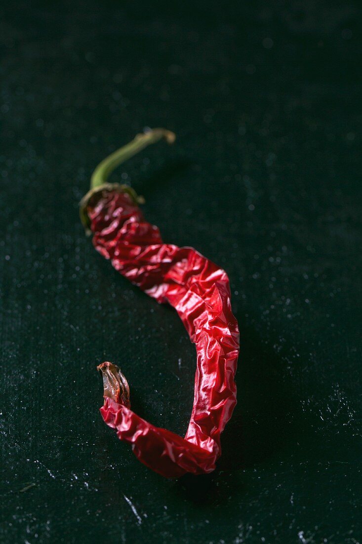 Getrocknete rote Chilischote auf dunklem Hintergrund