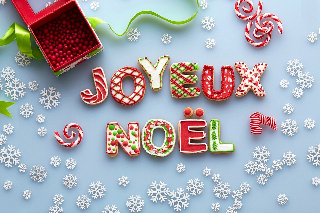 Dekorierte Buchstabenplätzchen bilden die Worte Joyeux Noel
