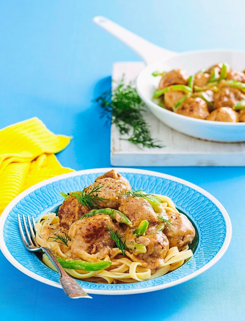 Fettuccine mit Fleischbällchen, grüner Paprika und Sahnesauce