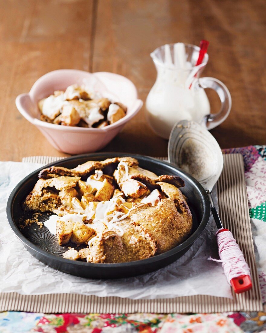 Crispy apple cake with yoghurt