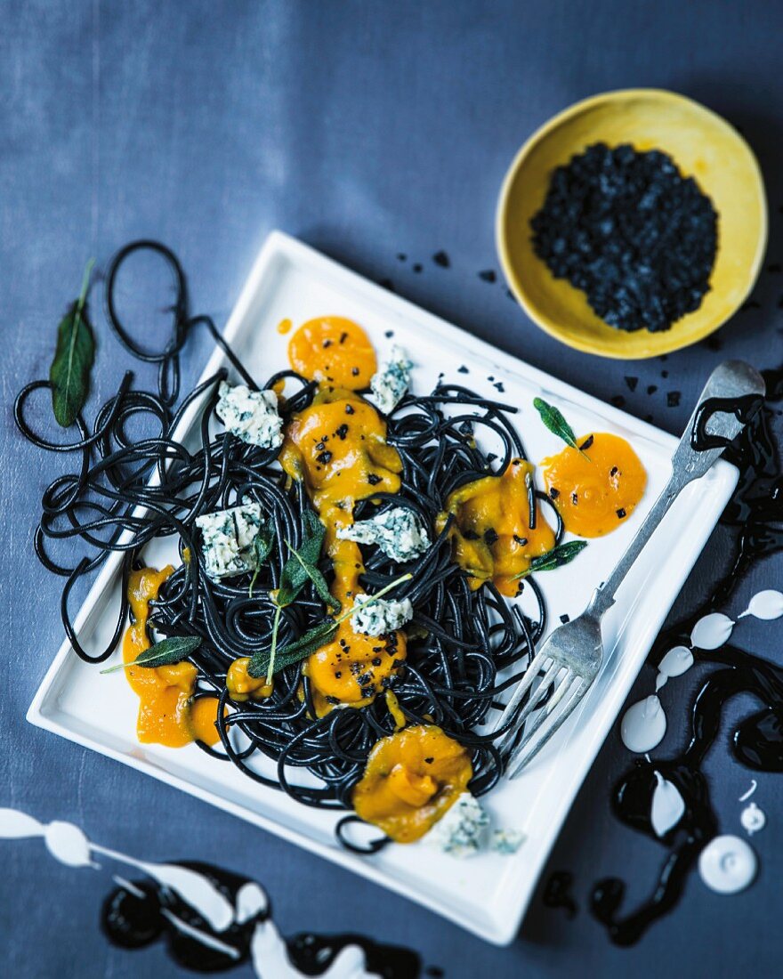 Tintenfischspaghetti mit Butternusskürbissauce, Gorgonzola und Salbei