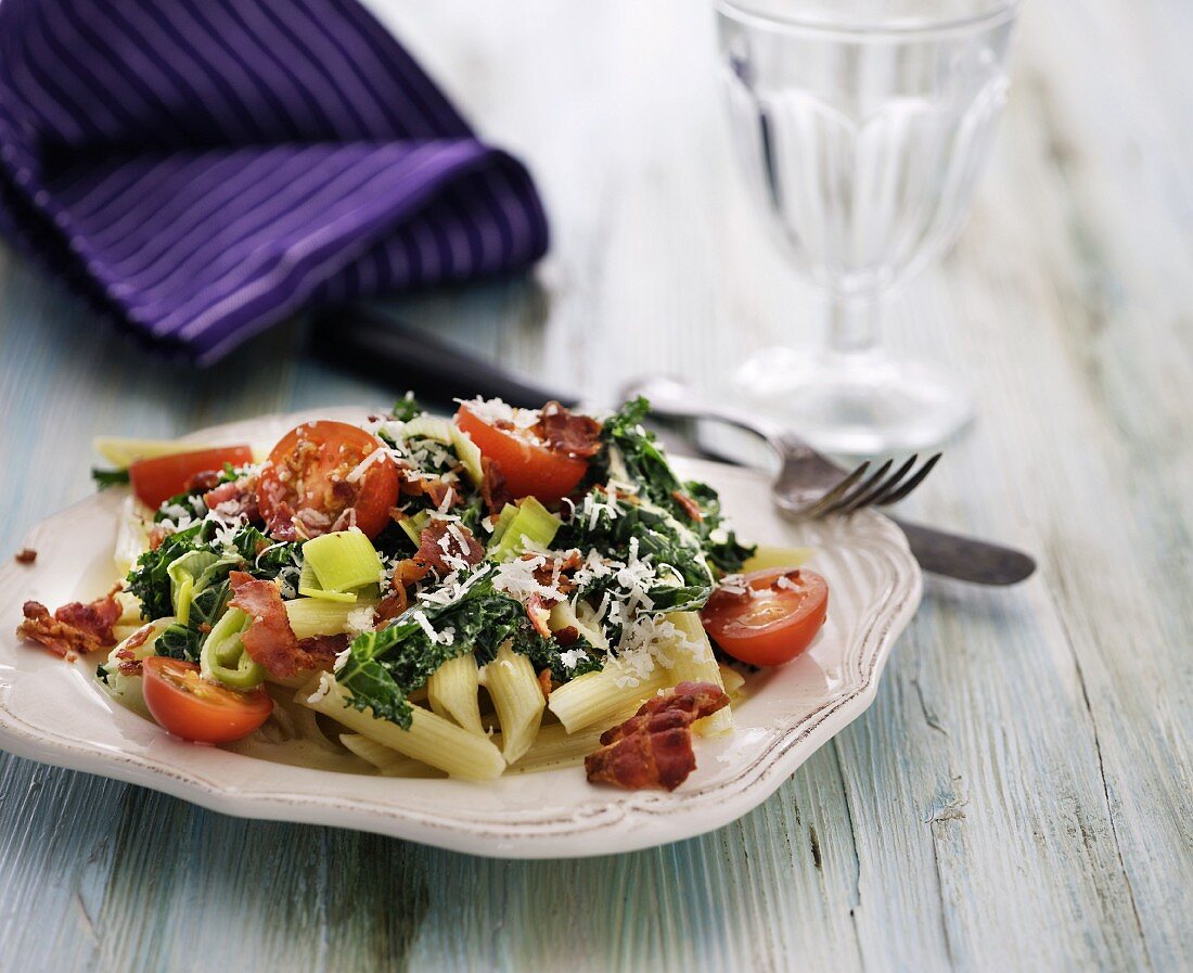 Penne with green kale, bacon and tomatoes