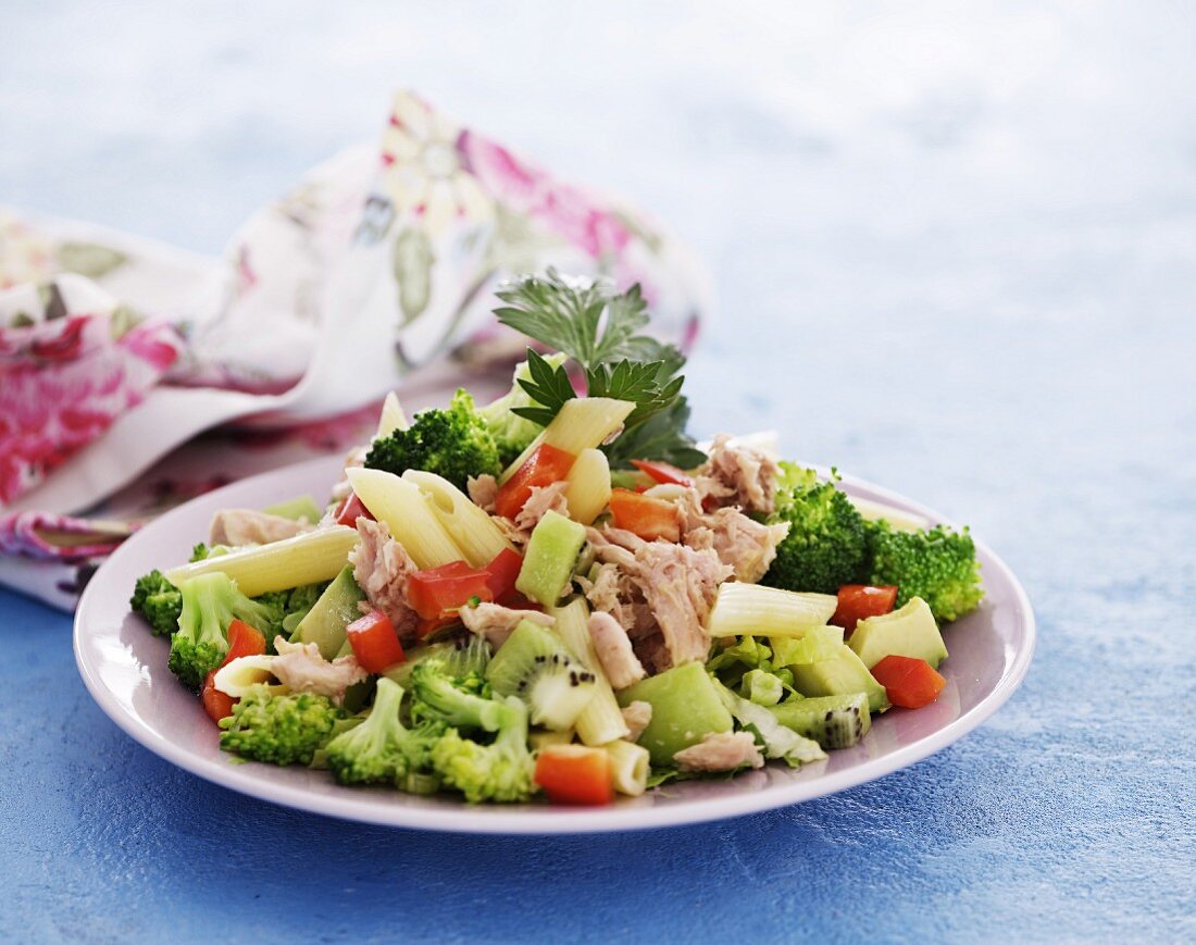 Pasta salad with broccoli, tuna and kiwi