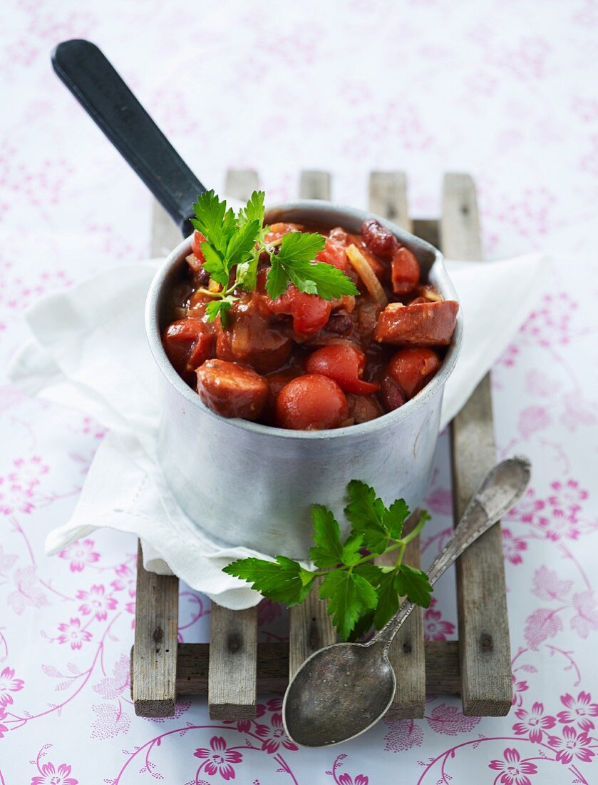 Wursteintopf mit Tomaten und Petersilie