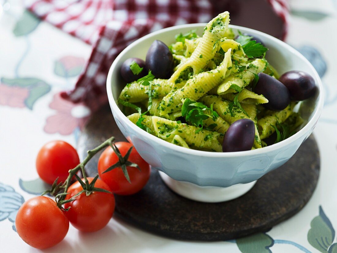 Nudelsalat mit Kräutern und Oliven