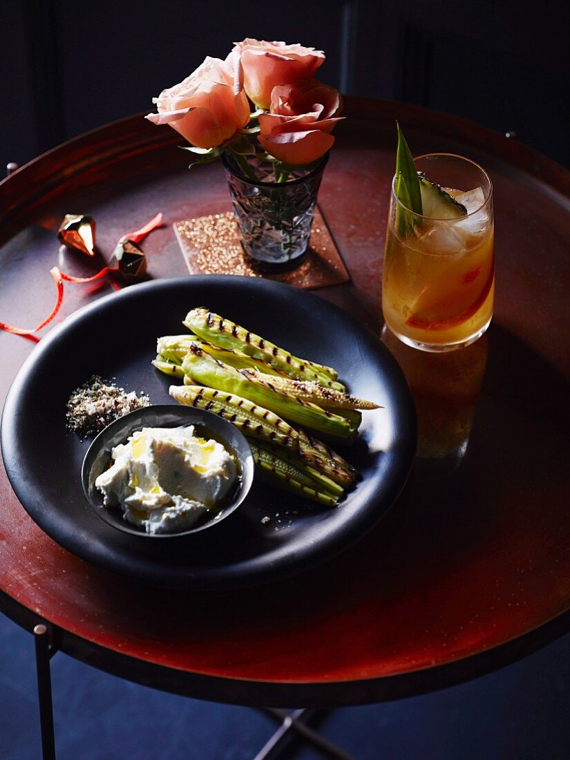 Gegrillter Babymais mit Gewürzsalz und Fetacreme, dazu ein Sherry Cobbler Cocktail