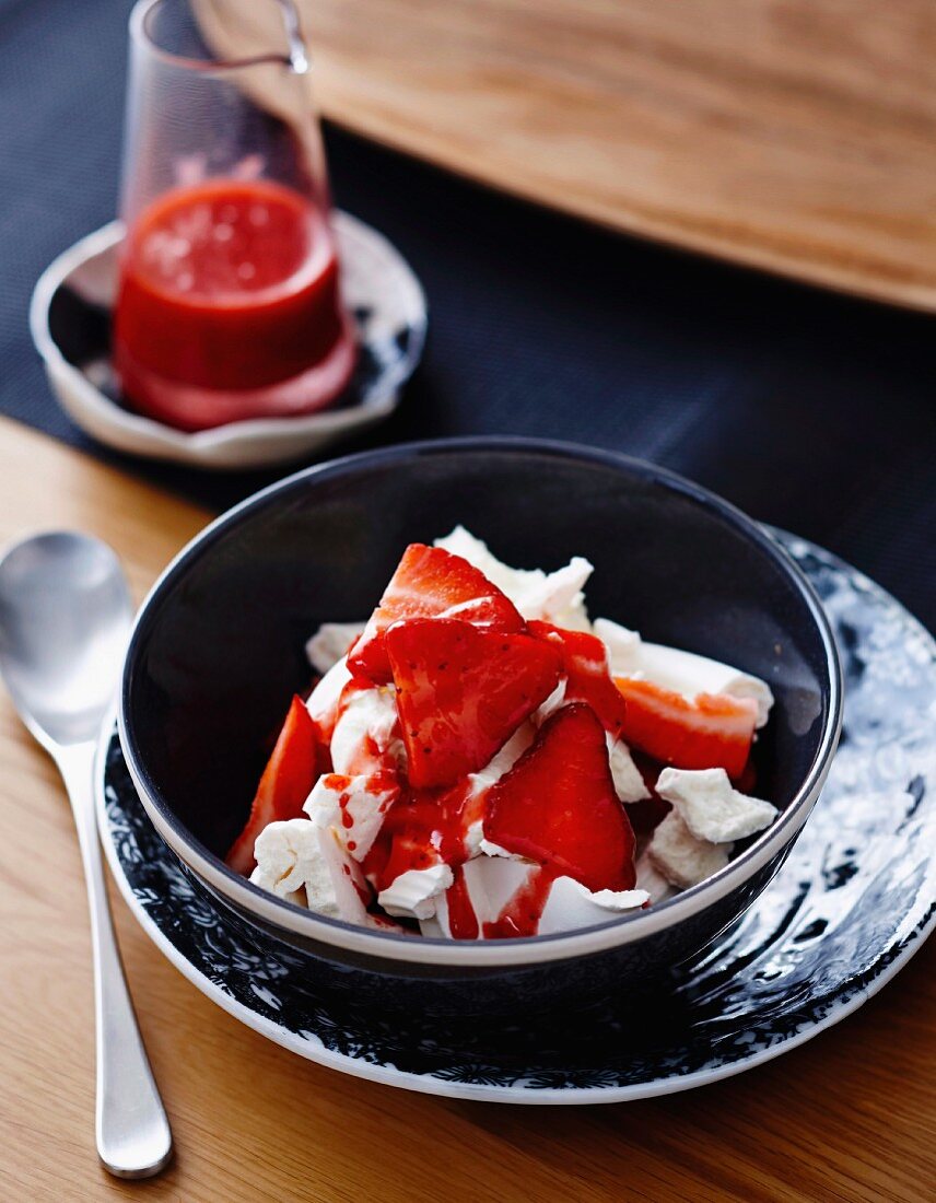 Strawberry dessert with meringue and mascarpone cheese