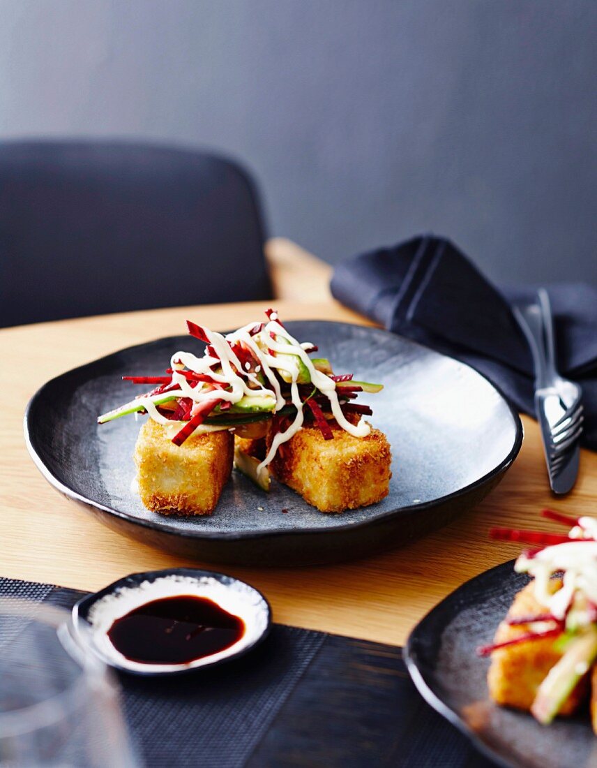 Gebratener Tofu mit japanischem Kohlsalat