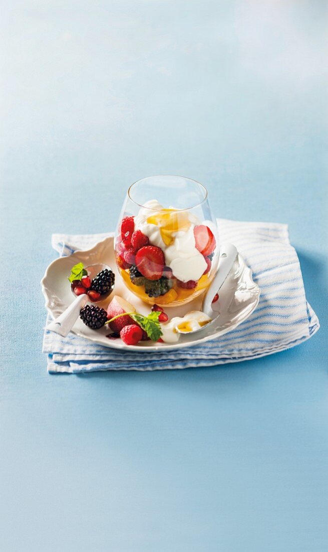 Summery berry dessert with yoghurt