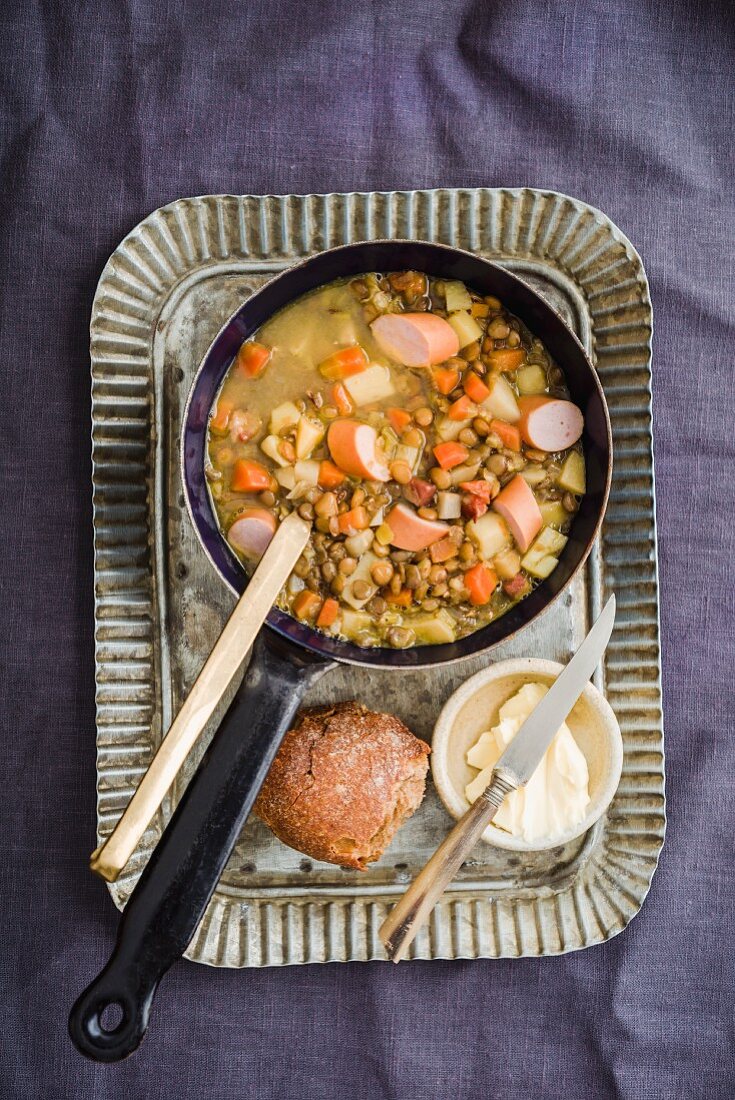 Linsensuppe mit Bockwurst, Brötchen und Butter