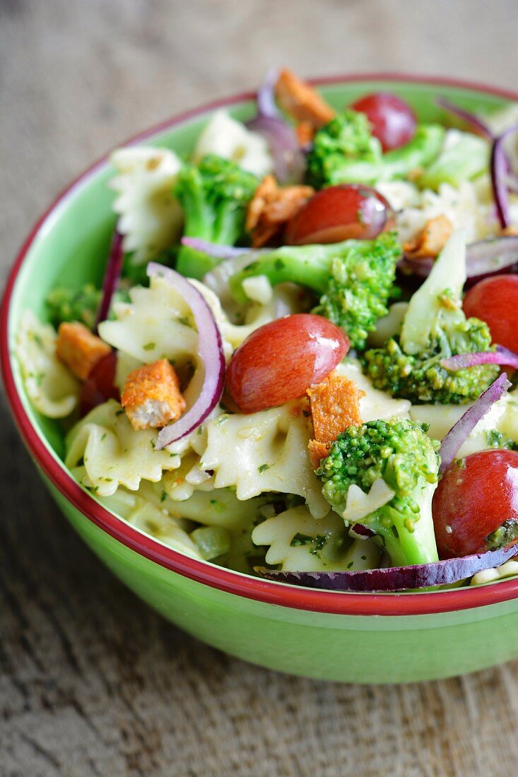 Pasta salad with broccoli, grapes and spicy tofu pieces