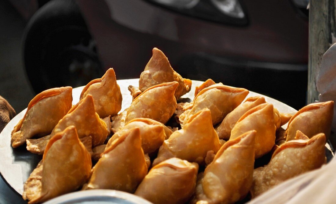 Frische Samosas (Gefüllte und frittierte Teigtaschen, Indien)