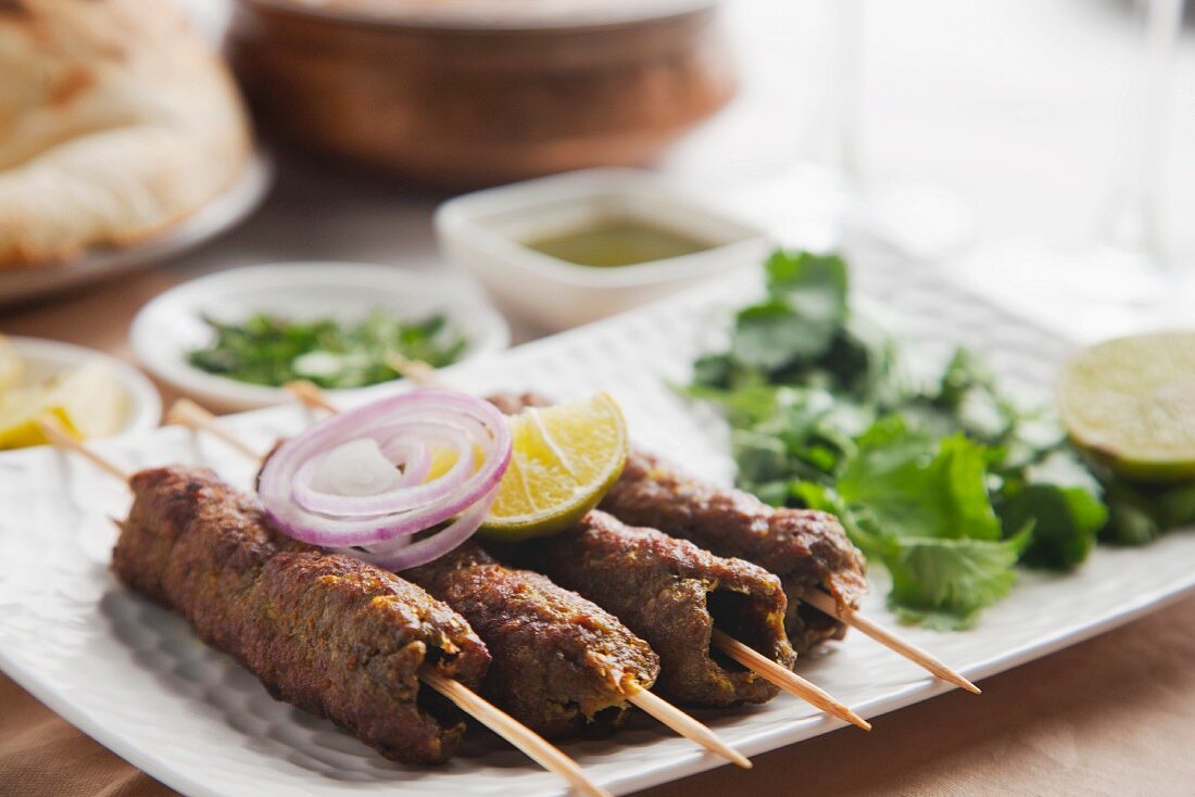 Seekh kabab with onion and lemon (meat skewers, India)