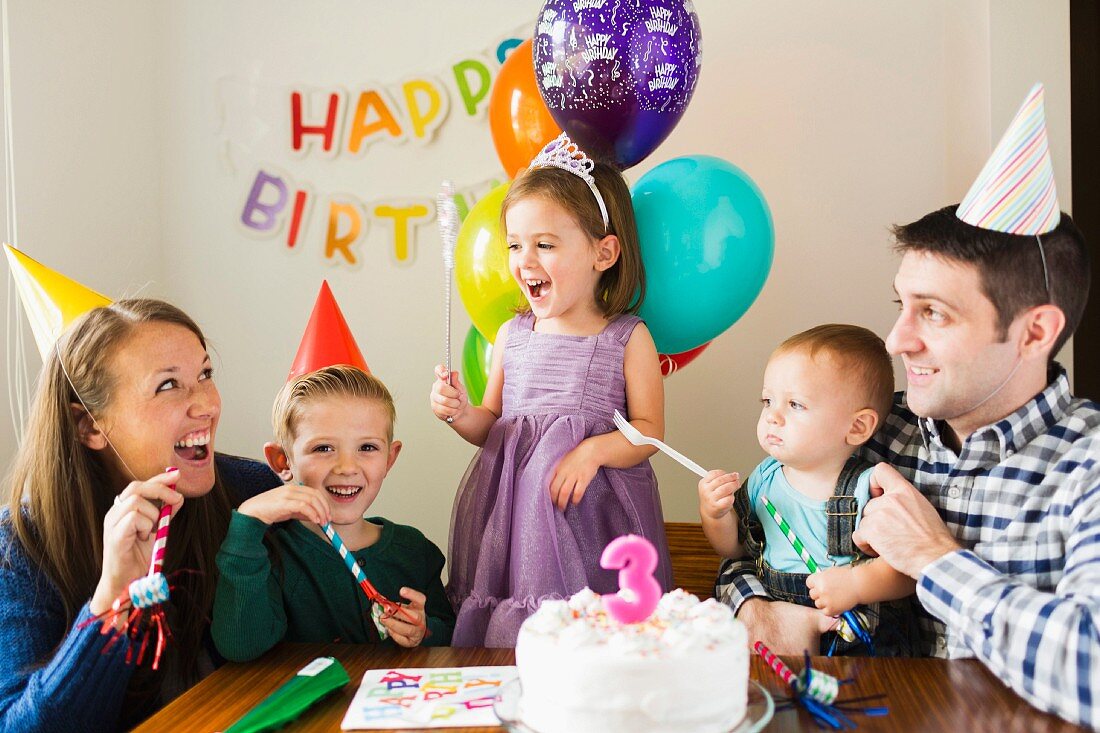 Familie mit drei Kindern feiert Geburtstag