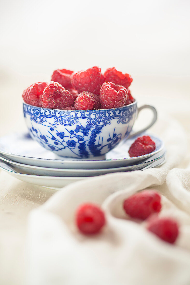 Himbeeren in und um eine Teetasse