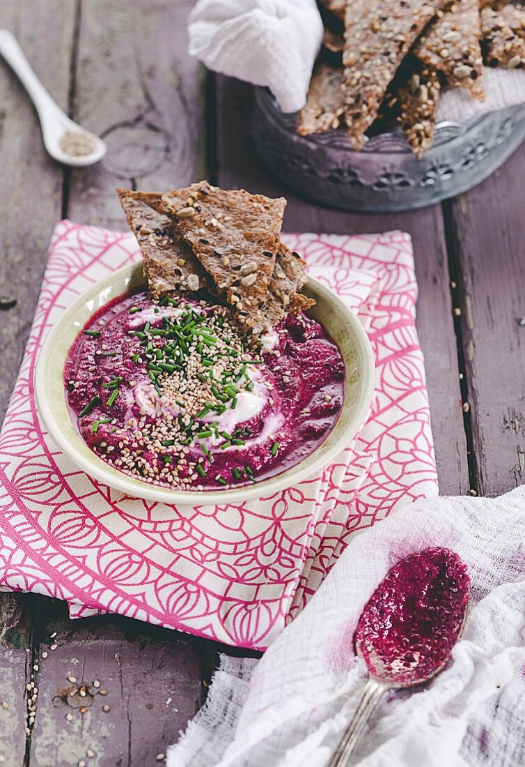 Rote-Bete-Hummus mit selbstgebackenem Fladenbrot