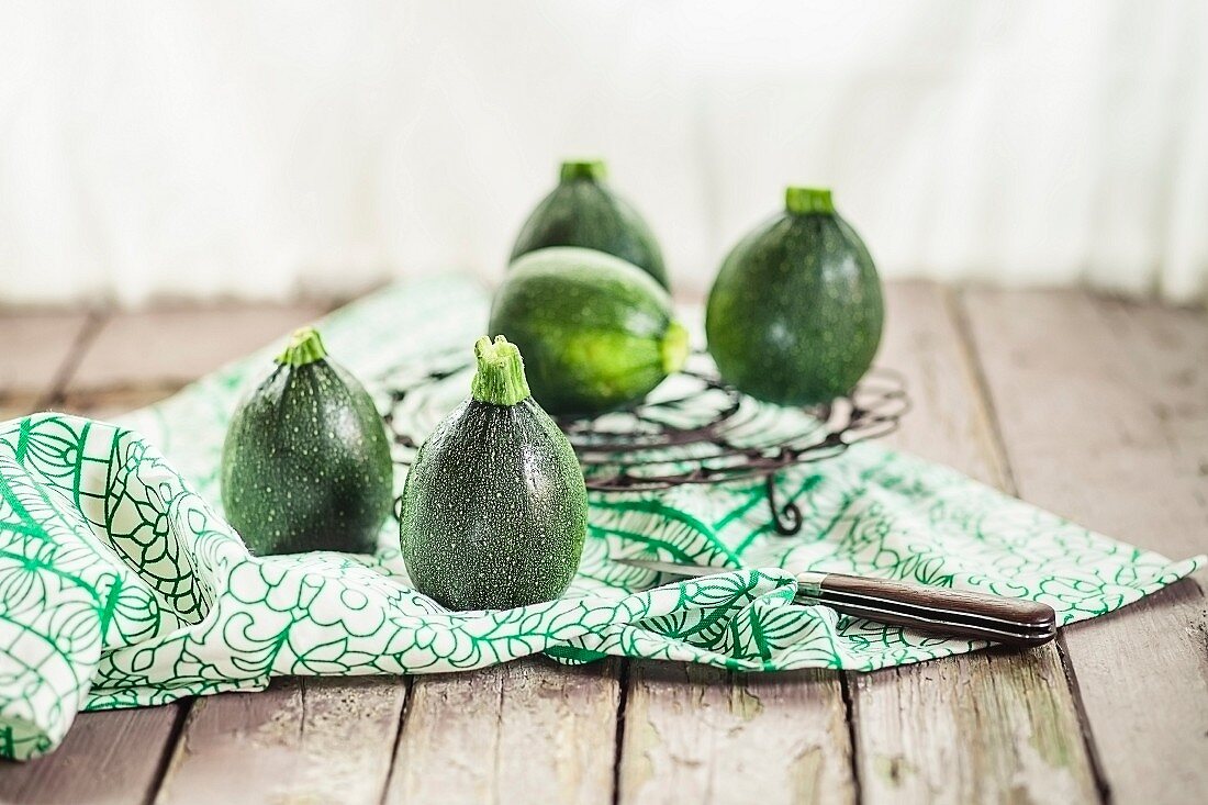 Runde Zucchini auf Stofftuch