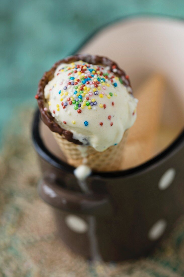 Vanilleeis mit Zuckerperlen in Eistüte