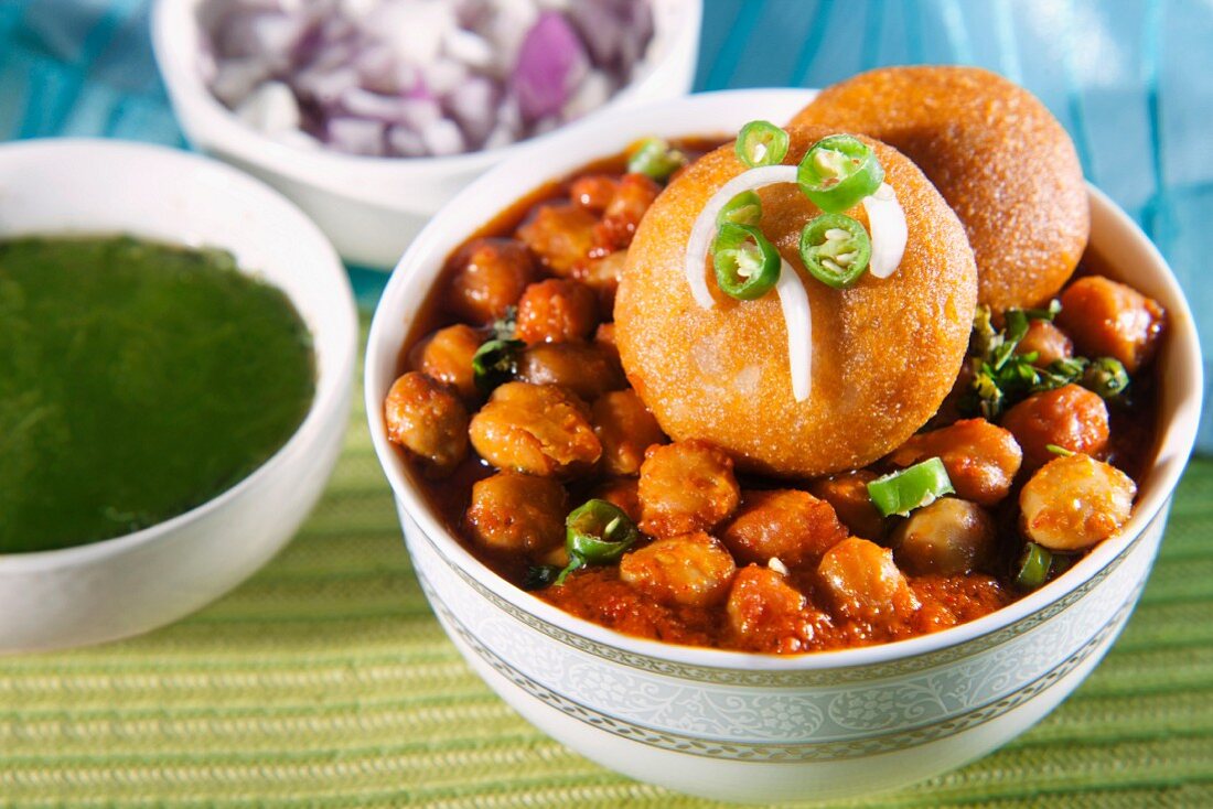 Chole Bhatura und Aloo Tikki (Scharfe Kichererbsen und Kartoffelfrikadellen, Indien)