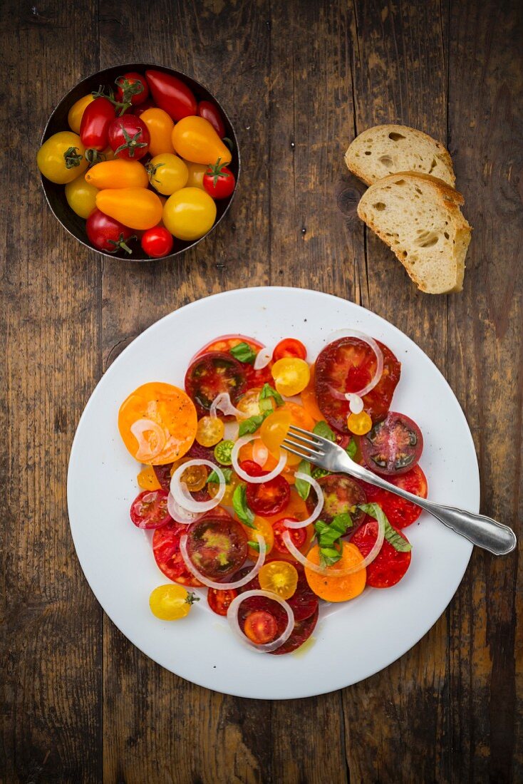 Heirloom-Tomatensalat mit Zwiebeln