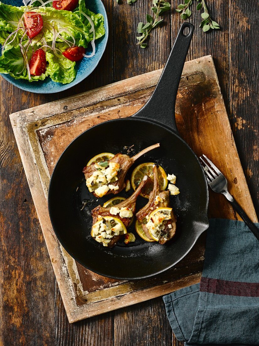 Zitronen-Feta-Lammkoteletts aus der Pfanne mit Salat