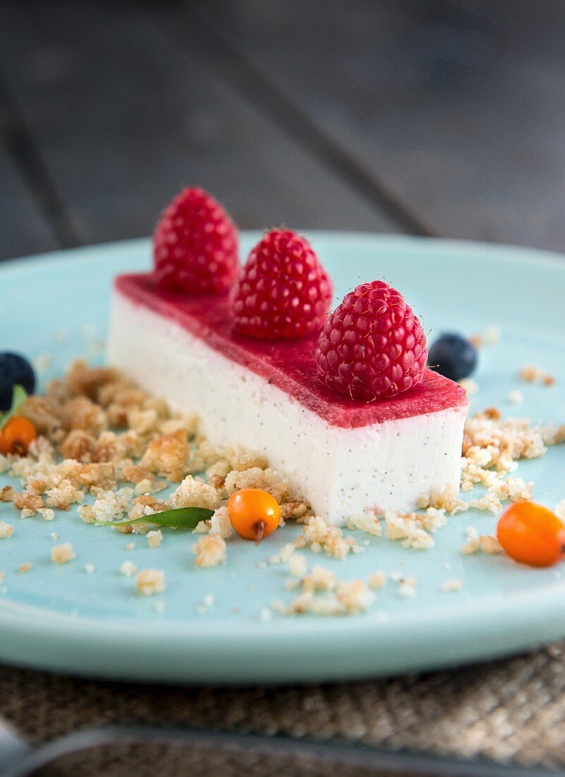 Pannas cotta with raspberries and vanilla biscuit crumbs