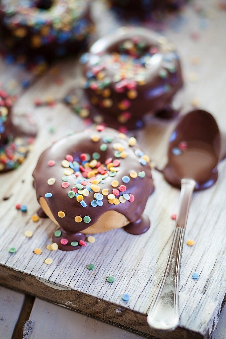 Doughnuts mit Schokoladenglasur und Zuckerkonfetti
