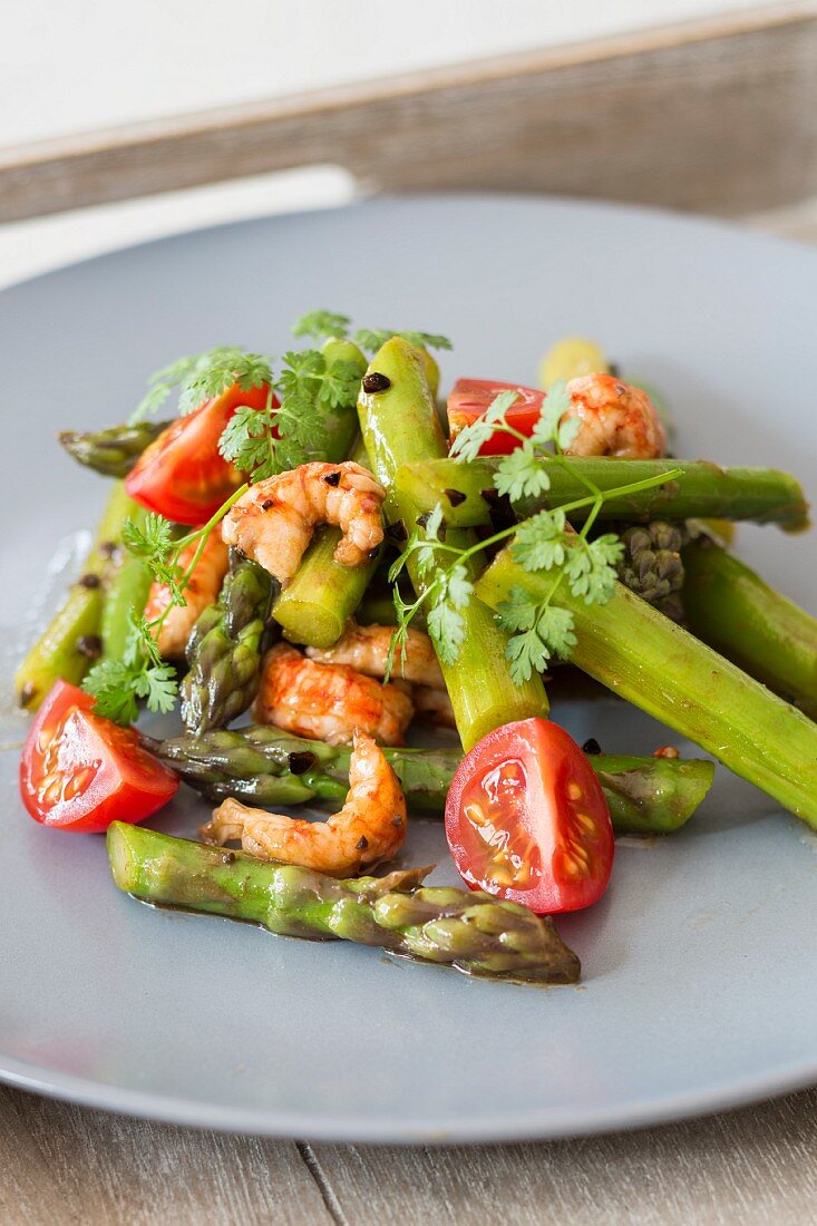 Asparagus salad with crayfish and tomatoes
