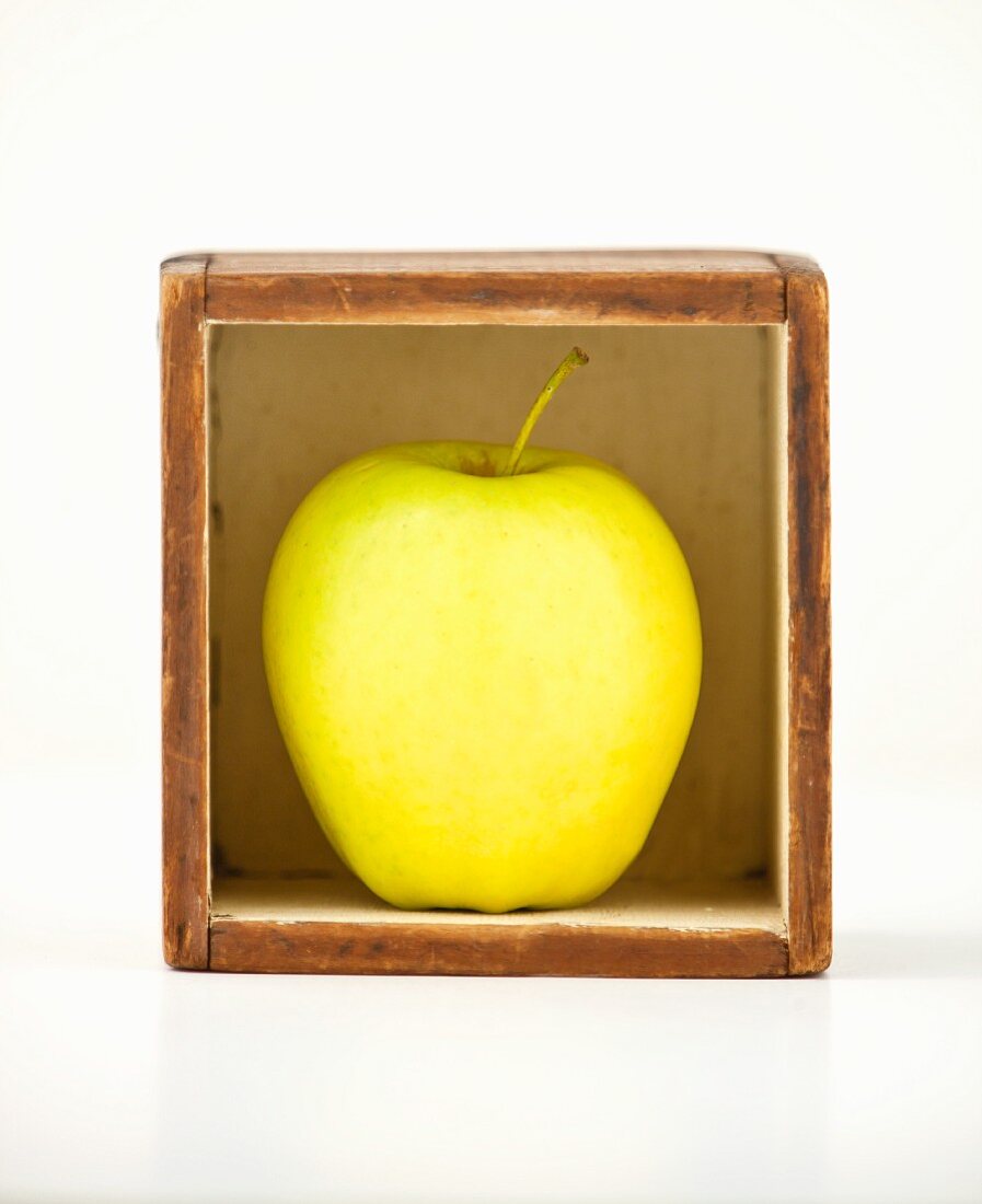 Golden Delicious Apfel in einer kleinen Box