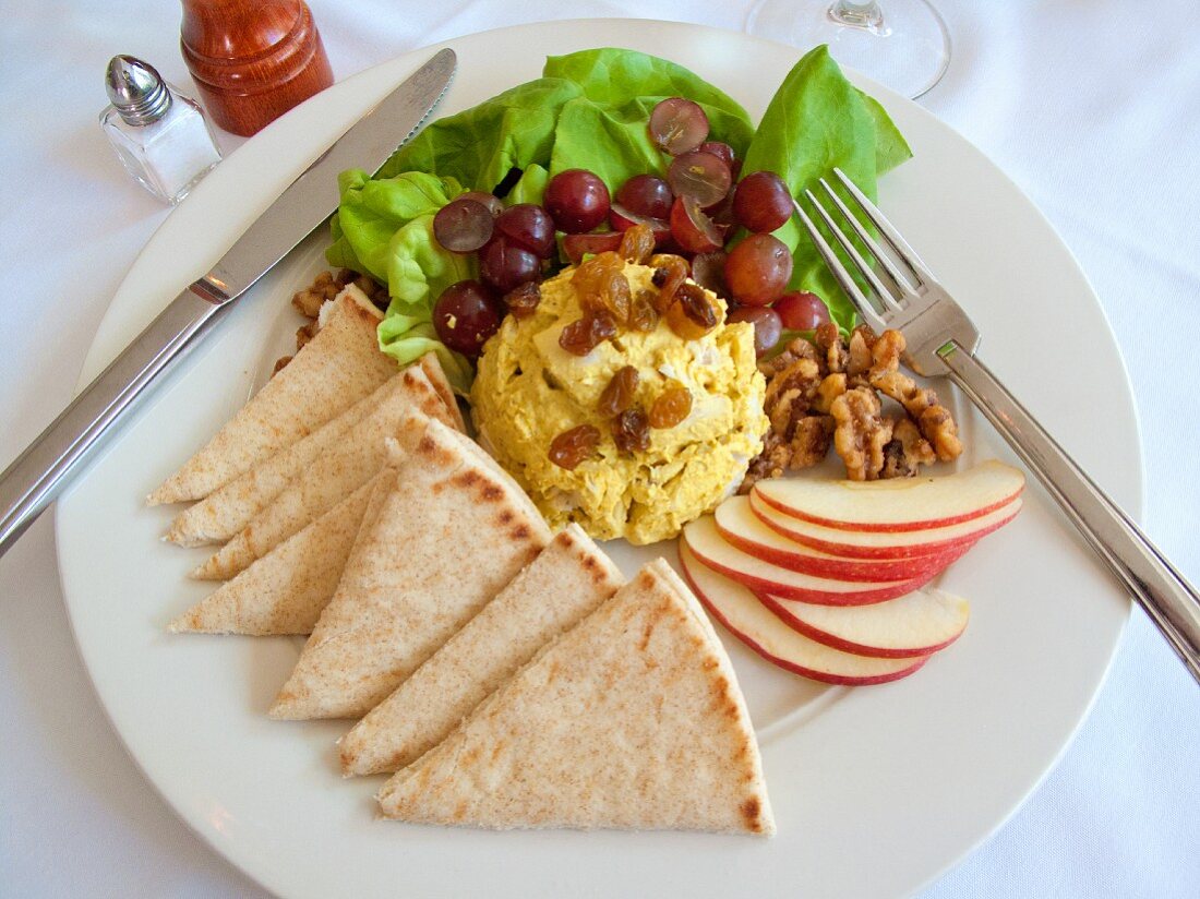 Egg salad with grapes, apple and unleavened bread