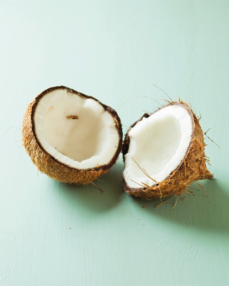 Geöffnete Kokosnuss in zwei Hälften