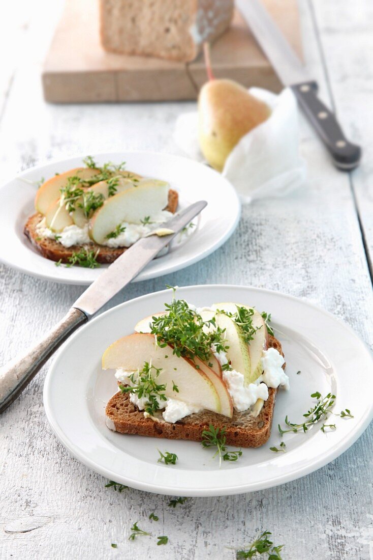 Birnenbrot mit Frischkäse und Kresse