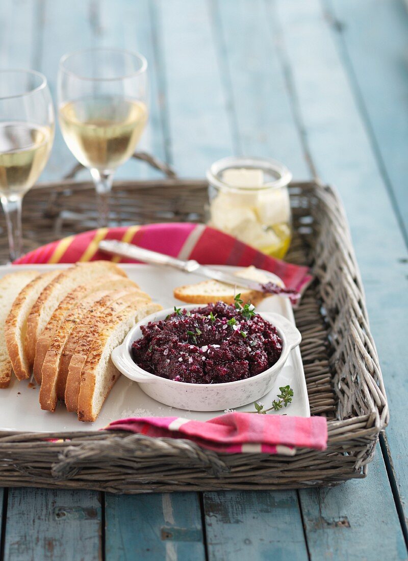 Rote-Bete-Aufstrich mit Brot und Weißwein