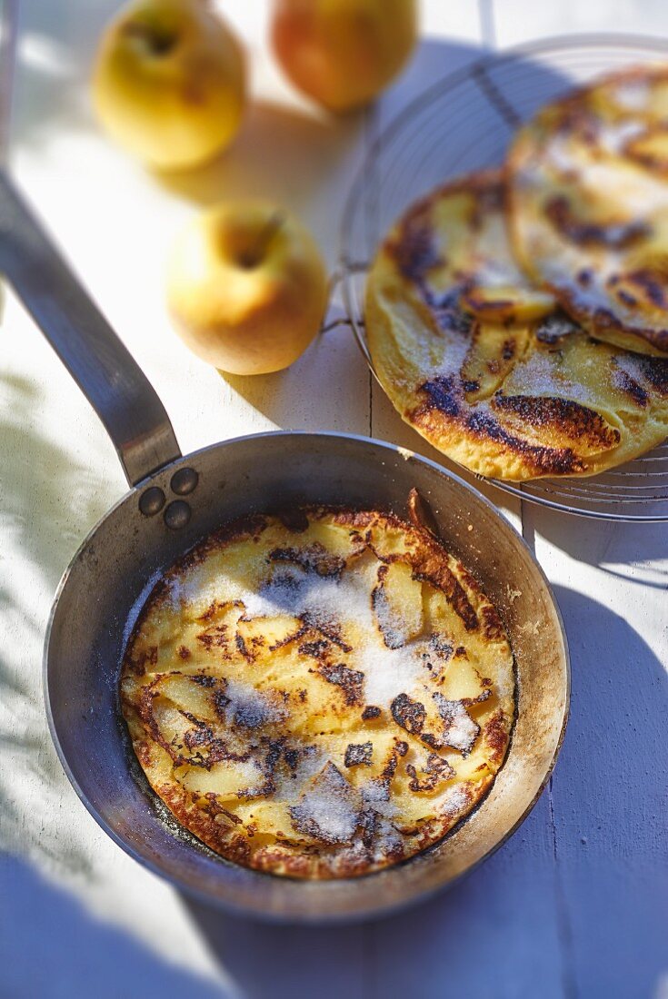 Apfelpfannkuchen mit Zucker