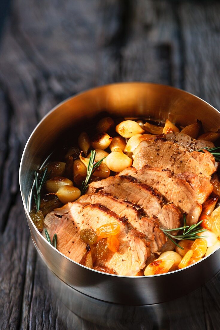 Schweinefilet mit Rosinen, Silberzwiebeln und Rosmarin