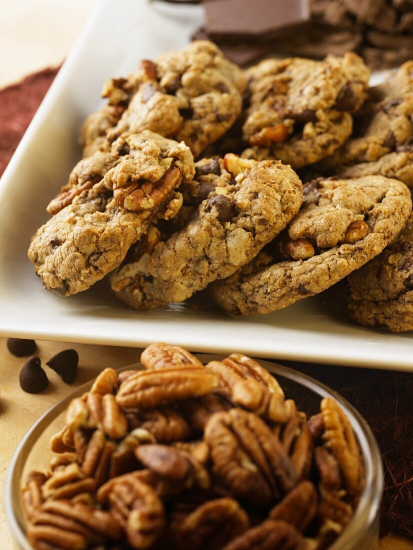 Chocolate chip pecan nut cookies (close-up)